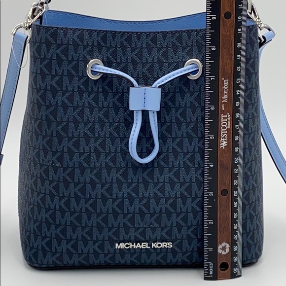 MICHAEL KORS SURI MEDIUM BUCKET MESSENGER LT SKY - Picture 7 of 15